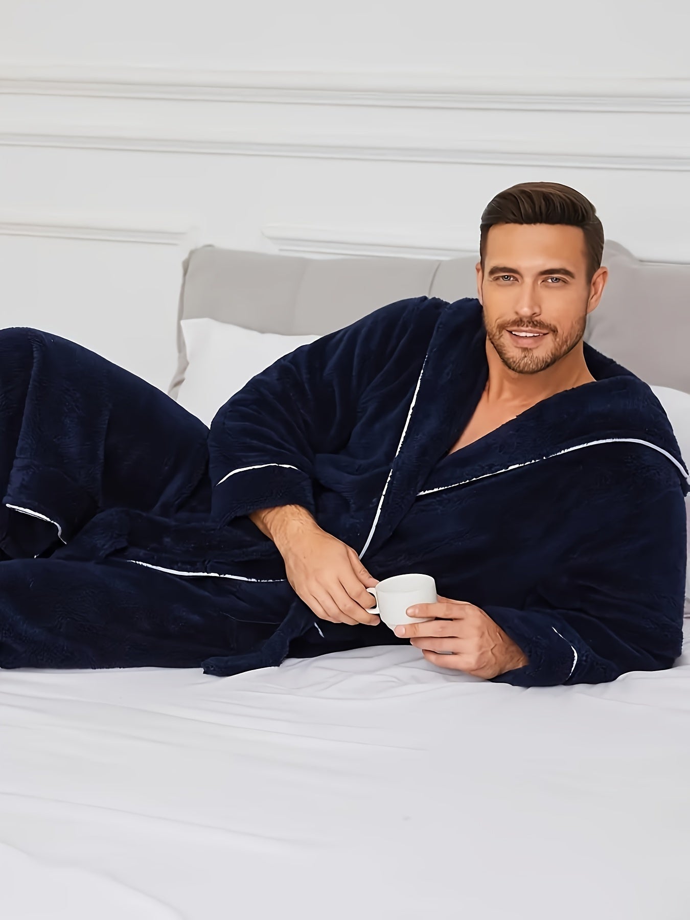 Peignoir luxueux pour homme à blocs de couleur avec capuche – Doux et confortable, en polyester, avec ceinture.