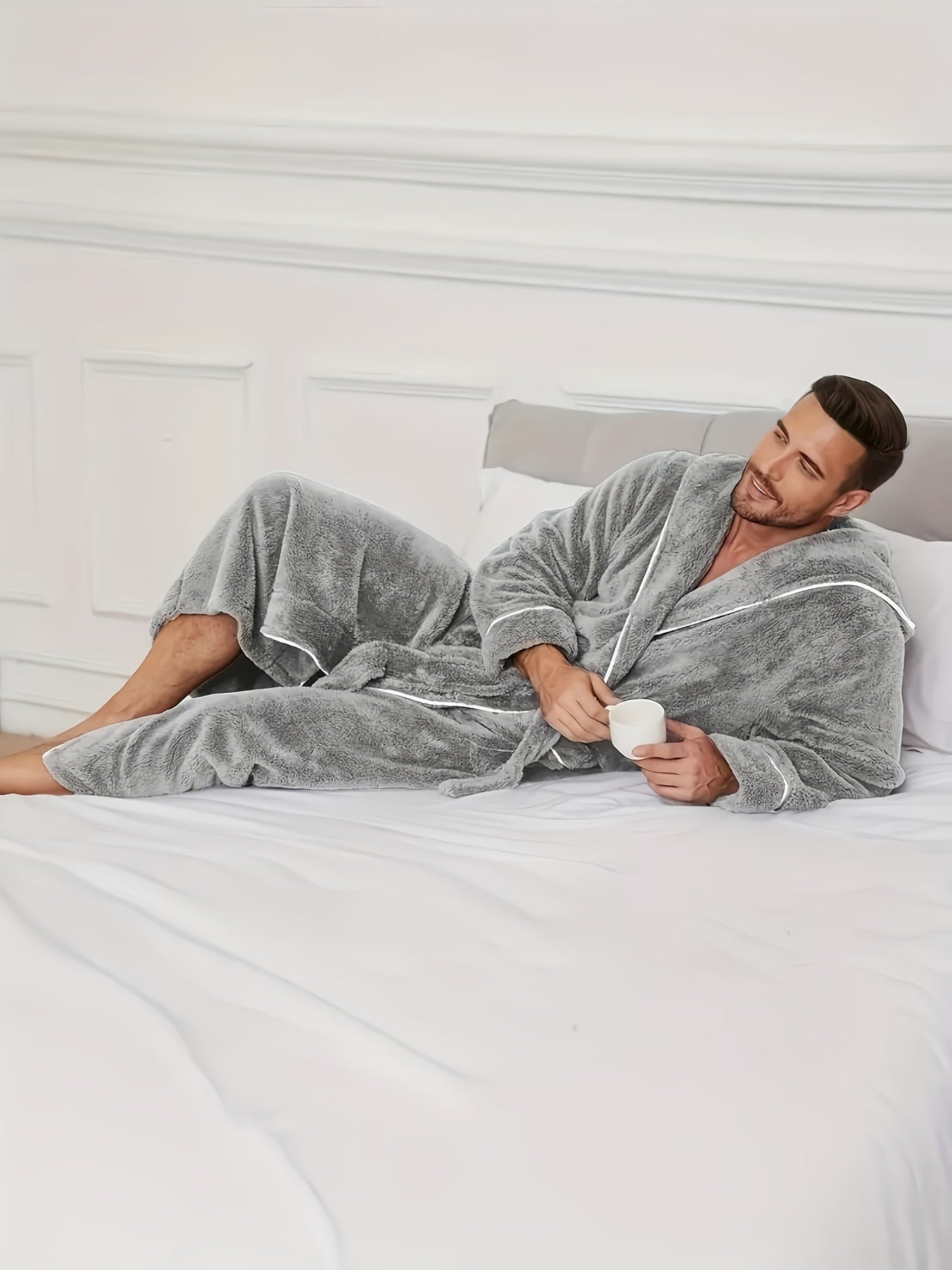 Peignoir luxueux pour homme à blocs de couleur avec capuche – Doux et confortable, en polyester, avec ceinture.